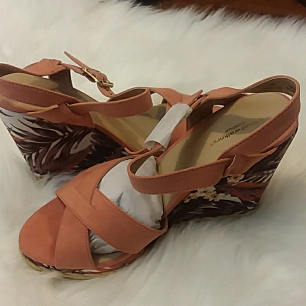 Coral suede print wedge